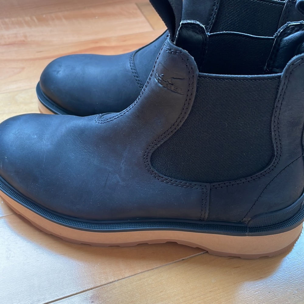 Sorel Women’s black leather low cut boot 6